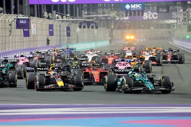 19.03.2023, Jeddah Corniche Circuit, Dschidda, Formel 1 Großer Preis von Saudi-Arabien ,im Bild Rennstart: Sergio Perez (MEX), Oracle Red Bull Racing, Fernando Alonso (ESP), Aston Martin Aramco Cognizant Formula One Team, George Russell (GBR), Mercedes-AMG Petronas Formula One Team, Lance Stroll (CAN), Aston Martin Aramco Cognizant Formula One Team, Esteban Ocon (FRA), BWT Alpine F1 Team, Lewis Hamilton (GBR), Mercedes-AMG Petronas Formula One Team, Charles Leclerc (MCO), Scuderia Ferrari Dschidda Jeddah Corniche Circuit Saudi-Arabien