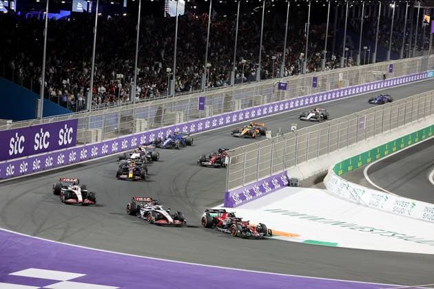 Formel 1 Großer Preis von Saudi-Arabien 19.03.2023, Jeddah Corniche Circuit, Dschidda, Formel 1 Großer Preis von Saudi-Arabien ,im Bild Guanyu Zhou (CHN), Alfa Romeo F1 Team Stake, Kevin Magnussen (DNK), Moneygram Haas F1 Team, Nico Hülkenberg (DEU), Moneygram Haas F1 Team, Max Verstappen (NLD), Oracle Red Bull Racing.