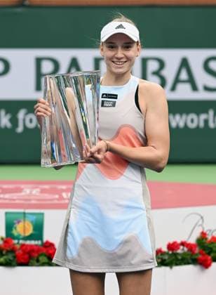 INDIAN WELLS, CA - MARCH 19: Elena Rybakina of Kazakstan on center court with the championship trophy after winning the finals of the BNP Paribas Open tennis tournament played on March 19, 2023 at the Indian Wells Tennis Garden in Indian Wells, CA. (Photo by John Cordes Icon Sportswire) TENNIS: MAR 19 BNP Paribas Open Icon506230319019