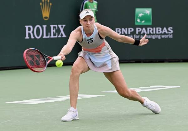 INDIAN WELLS, CA - MARCH 19: Elena Rybakina of Kazakstan stretches to hit the ball during the finals of the BNP Paribas Open tennis tournament played on March 19, 2023 at the Indian Wells Tennis Garden in Indian Wells, CA. (Photo by John Cordes Icon Sportswire) TENNIS: MAR 19 BNP Paribas Open Icon506230319031