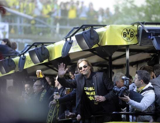 BVB Meisterfeier *** NUR FÜR REDAKTIONELLE ZWECKE *** EDITORIAL USE ONLY ***<p>Trainer Jürgen Klopp auf dem Meistertruck. Die Mannschaft des BVB Dortmund feiert am Sonntag, 13. Mai 2012, mit den Fans in der Dortmunder Innenstadt den Gewinn des Deutschen Meistertitel und den Sieg im DFB Pokalfinale. Mit einem Autokorso geht es durch die Innenstadt und an geschätzten 150.000 Fans vorbei. Deutschland NRW Dortmund Copyright: DirkxBauer *** Borussia Champion ceremony *** only for editorial Purposes *** Editorial Use only *** P team manager Jürgen Klopp on the master truck The Team the Borussia Dortmund celebrate at Sunday, 13 May 2012, with the supporters in the Dortmund Inner city the Profit the German Championship title and the Victory in DFB Cup finals with a Autokorso is it through The Inner city and to estimated 150 000 supporters over Germany NRW Dortmund Copyright DirkxBauer Copyright: DirkxBauer docnrwhugopicture47149327 ,EDITORIAL USE ONLY
