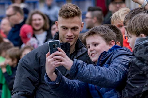 Sport Themen der Woche KW12 Öffentliches Training, Deutsche Fussball Nationalmannschaft, Stadion am Brentanobad, Frankfurt, 20.03.2023 Josha Vagnoman (Deutsche Fussball Nationalmannschaft) bei einem Selfie mit jungem Fan, Öffentliches Training DFB Fussball Nationalmannschaft, Frankfurt, DFB Campus, 20.3.2023 *** Public training, German national football team, Stadion am Brentanobad, Frankfurt, 20 03 2023 Josha Vagnoman German national football team taking a selfie with young fan, Public training DFB national football team, Frankfurt, DFB Campus, 20 3 2023 Copyright: xBEAUTIFULxSPORTS Gawlikx