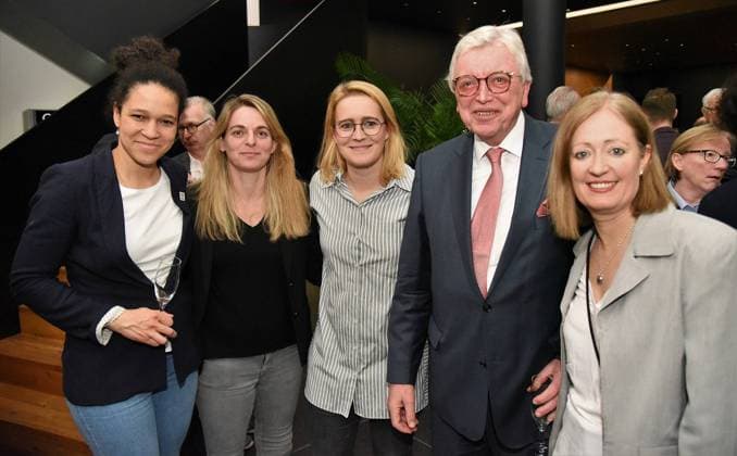 20.03.2023 Frankfurt am Main, ProfiCamp im Deutsche Bank Park Eintracht Frankfurt verabschiedet Siggi Dietrich Sportdirektor Eintracht Frankfurt Siegfried Dietrich nimmt Abschied hier mit seinen Spielerinnen Celia Sasic, Nia Künzer, Saskia Bartusiak, Siegfried Dietlrich, Renate Lingor