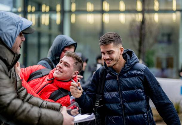 Leipzigs Andre Silva. Ankunft von RB Leipzig in Manchester zum UEFA Champions League Achtelfinale Rueckspiel gegen Manchester City. 13. Maerz 2023 Hotel Hyatt Regency, Manchester. RB Leipzig - Ankunft in Manchester