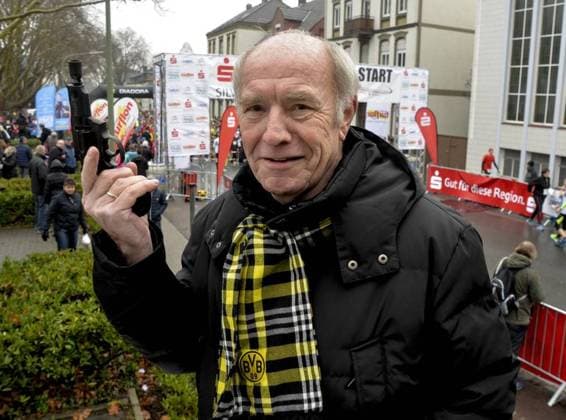 Silvesterlauf von Werl nach Soest *** NUR FÜR REDAKTIONELLE ZWECKE *** EDITORIAL USE ONLY ***<p>BVB Legende Wolfgang Paul gab den Startschuss. Silvesterlauf von Werl nach Soest am Mittwoch, 31.12.2014. Thorben Dietz von der LG Dorsten und Annika Gommel vom USC Bochum gewannwen den Lauf. Insgesamt beteiligten sich rund 6000 Sportler an der Veranstaltung. Deutschland NRW Werl Soest Copyright: ThomasxNitsche *** New Year u0026 39;s Eve run from Werl After Soest *** only for editorial Purposes *** Editorial Use only *** P Borussia Legend Wolfgang Paul existed the Start New Year u0026 39;s Eve run from Werl After Soest at Wednesday, 31 12 2014 Thorben Dietz from the LG Dorsten and Annika gommel of USC Bochum wonwhen the Run Total participated to Around 6000 Athletes to the Event Germany NRW Werl Soest Copyright ThomasxNitsche Copyright: ThomasxNitsche docnrwhugopicture72046751 ,EDITORIAL USE ONLY
