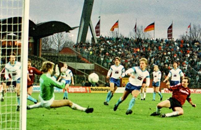 RECORD DATE NOT STATED Aus 1. BL. Saison 1988 89 Hannover 96 - VfL Bochum 3:2 am 26.11.1988. Im Foto: VFL TW Ralf Zumdick hält den Ball von 96 Kpt. Karsten Surmann *** From 1 BL season 1988 89 Hannover 96 VfL Bochum 3 2 on 26 11 1988 In the photo VFL TW Ralf Zumdick holds the ball of 96 Kpt Karsten Surmann