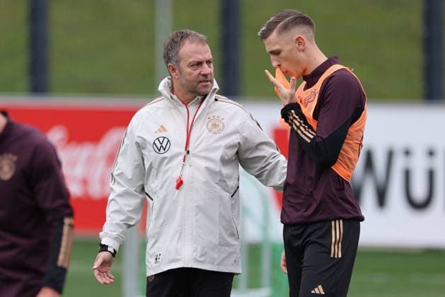 Frankfurt am Main, DFB Campus, 21.03.2023, Fussball DFB Natinalmannschaft Training, v.l. Bundestrainer Hans-Dieter Hansi Flick, Nico Schlotterbeck Frankfurt am Main DFB Campus Hessen Deutschland