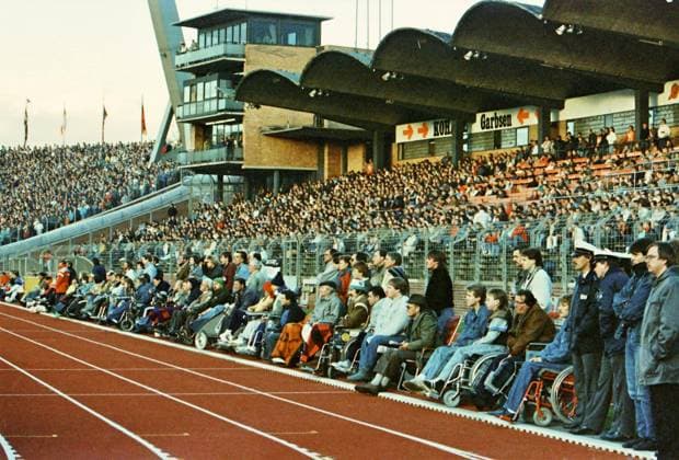 RECORD DATE NOT STATED Aus 1. BL. Saison 1988 89 Hannover 96 - St. Pauli 2:2 am 29.10.1988. Behinderte als Fan Zuschauer *** From 1 BL season 1988 89 Hannover 96 St Pauli 2 2 on 29 10 1988 disabled as fan spectators