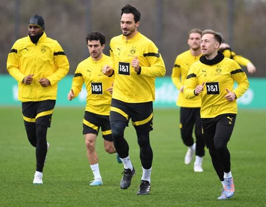 Sport Bilder des Tages 21.03.2023, Dortmund, Germany, BVB-Trainingsgelaende Hohenbuschei, BV Borussia Dortmund - Training - 21.03.2023, Anthony Modeste (Borussia Dortmund), Mateu Morey Bauza (Borussia Dortmund), Mats Hummels (Borussia Dortmund) und Felix Passlack (Borussia Dortmund) laufen (Foto Ralf Treese, Ralf Treese) Dortmund BVB-Trainingsgelaende Hohenbuschei North Rhine-Westphalia Germany