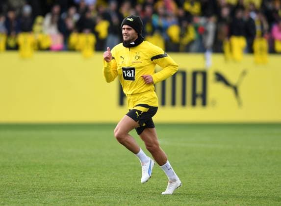 21.03.2023, Dortmund, Germany, BVB-Trainingsgelaende Hohenbuschei, BV Borussia Dortmund - Training - 21.03.2023, Mahmoud Dahoud (Borussia Dortmund) schaut (Foto Ralf Treese, Ralf Treese) Dortmund BVB-Trainingsgelaende Hohenbuschei North Rhine-Westphalia Germany