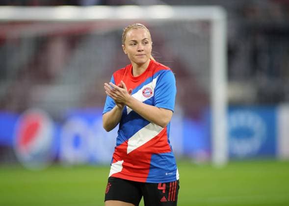 München, Deutschland 21. März 2023: Fussball, Frauen Womens, Champions League, Saison 2022 2023, FC Bayern München - Arsenal WFC, Allianz Arena Glodis Perla Viggosdottir (FC Bayern München) klatschen, Applaus