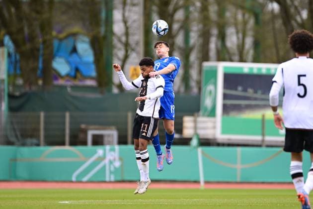 Fußball I U-19-Junioren I Saison 2022 2023 I EM-Qualifikation I Deutschland U 19 - Italien U 19 I 22.03.2023 Melkamu Frauendorf (11, Deutschland U 19) gegen Niccolo Pisilli (19, Italien U 19) Bremen Weserstadion - Platz 11 Bremen Deutschland Copyright: xLobeca FelixxSchlikisx