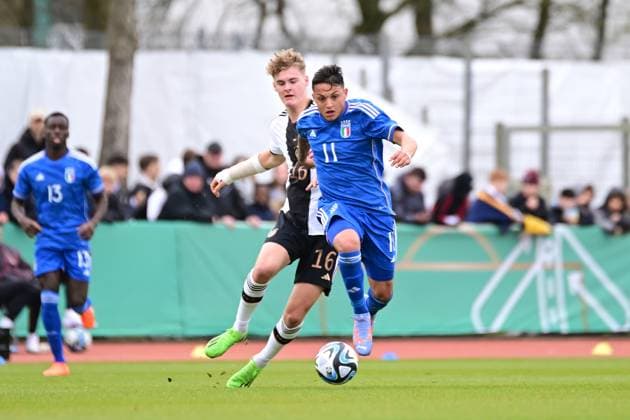 Fußball I U-19-Junioren I Saison 2022 2023 I EM-Qualifikation I Deutschland U 19 - Italien U 19 I 22.03.2023 Tom Rothe (16, Deutschland U 19) hinter Luca D Andrea (11, Italien U 19) Bremen Weserstadion - Platz 11 Bremen Deutschland Copyright: xLobeca FelixxSchlikisx
