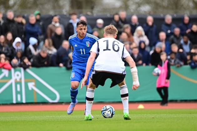 Fußball I U-19-Junioren I Saison 2022 2023 I EM-Qualifikation I Deutschland U 19 - Italien U 19 I 22.03.2023 Luca D Andrea (11, Italien U 19) gegen Tom Rothe (16, Deutschland U 19) Bremen Weserstadion - Platz 11 Bremen Deutschland Copyright: xLobeca FelixxSchlikisx