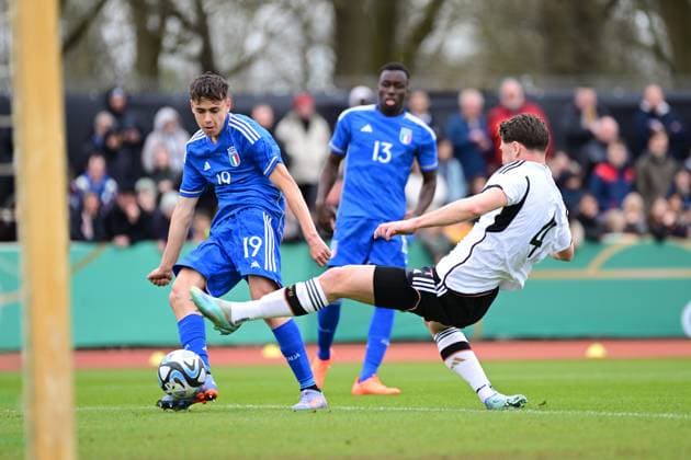 Fußball I U-19-Junioren I Saison 2022 2023 I EM-Qualifikation I Deutschland U 19 - Italien U 19 I 22.03.2023 Niccolo Pisilli (19, Italien U 19) schiebt den Ball ins Tor zur Führung von Italien U 19. Linus Gechter (4, Deutschland U 19) ist hier machtlos und kommt nicht mehr an den Ball. Bremen Weserstadion - Platz 11 Bremen Deutschland Copyright: xLobeca FelixxSchlikisx
