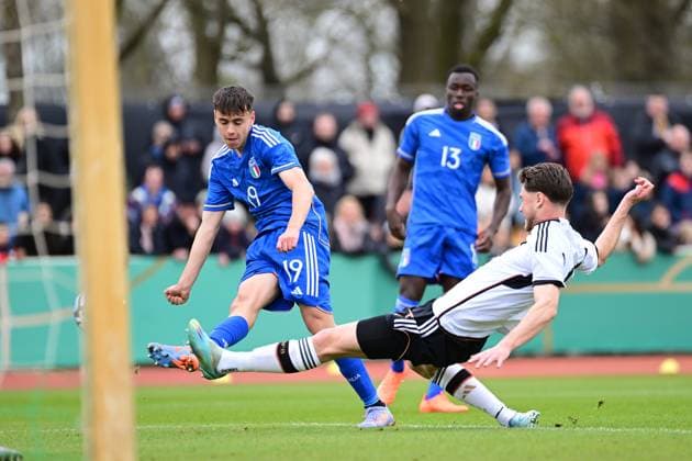 Fußball I U-19-Junioren I Saison 2022 2023 I EM-Qualifikation I Deutschland U 19 - Italien U 19 I 22.03.2023 Niccolo Pisilli (19, Italien U 19) schiebt den Ball ins Tor zur Führung von Italien U 19. Linus Gechter (4, Deutschland U 19) ist hier machtlos und kommt nicht mehr an den Ball. Bremen Weserstadion - Platz 11 Bremen Deutschland Copyright: xLobeca FelixxSchlikisx