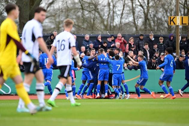 Sport Bilder des Tages Fußball I U-19-Junioren I Saison 2022 2023 I EM-Qualifikation I Deutschland U 19 - Italien U 19 I 22.03.2023 Jubel, Begeisterung, Enthusiasmus, Euphorie, Freude, Glücksgefühl, Heiterkeit bei: Niccolo Pisilli (19, Italien U 19) und seiner Italien U 19 Mannschaft. Im Vordergrund Schaut enttäuscht, betrübt, deprimiert, frustriert, geknickt, gekränkt, niedergeschlagen, unzufrieden, ernüchtert, schlecht gelaunt: Spieler von Deutschland U 19 Bremen Weserstadion - Platz 11 Bremen Deutschland Copyright: xLobeca FelixxSchlikisx