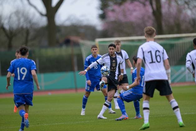 GER, EMQ U19, Deutschland (GER) vs Italien (ITA) 22.03.2023, Platz 11, Bremen, GER, EMQ U19, Deutschland (GER) vs Italien (ITA) im Bild Muhammed Damar (U19 GER 10); Luca D Andrea (U19 ITA 11. );