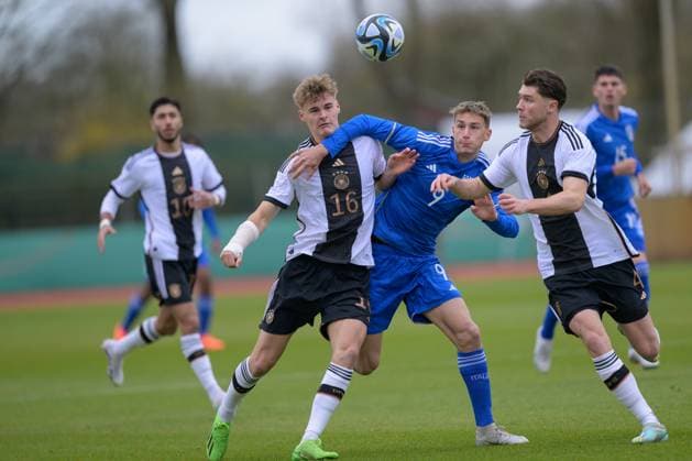 GER, EMQ U19, Deutschland (GER) vs Italien (ITA) 22.03.2023, Platz 11, Bremen, GER, EMQ U19, Deutschland (GER) vs Italien (ITA) im Bild Tom Rothe ( U19 GER 16); Francesco Pio Esposito (U19 ITA 09. ); Linus Gechter (U19 GER 04);