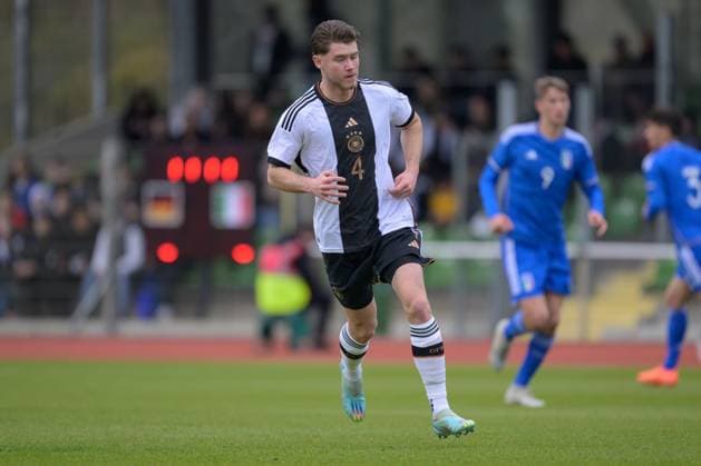 GER, EMQ U19, Deutschland (GER) vs Italien (ITA) 22.03.2023, Platz 11, Bremen, GER, EMQ U19, Deutschland (GER) vs Italien (ITA) im Bild Linus Gechter (U19 GER 04); Einzelaktion, Ganzkörper Ganzkoerper