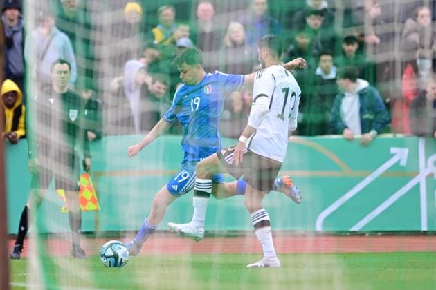 Fußball I U-19-Junioren I Saison 2022 2023 I EM-Qualifikation I Deutschland U 19 - Italien U 19 I 22.03.2023 Schuss Niccolo Pisilli (19, Italien U 19) gegen Muhammed Damar (10, Deutschland U 19) Bremen Weserstadion - Platz 11 Bremen Deutschland Copyright: xLobeca FelixxSchlikisx