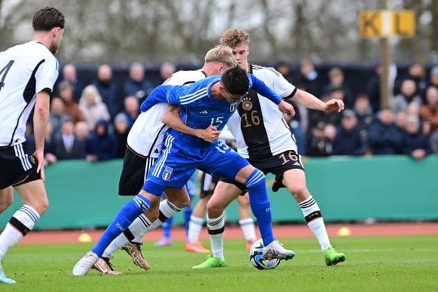 Fußball I U-19-Junioren I Saison 2022 2023 I EM-Qualifikation I Deutschland U 19 - Italien U 19 I 22.03.2023 Leandro Morgalla (2, Deutschland U 19) Luca Lipani (15, Italien U 19) Tom Rothe (16, Deutschland U 19) Bremen Weserstadion - Platz 11 Bremen Deutschland Copyright: xLobeca FelixxSchlikisx
