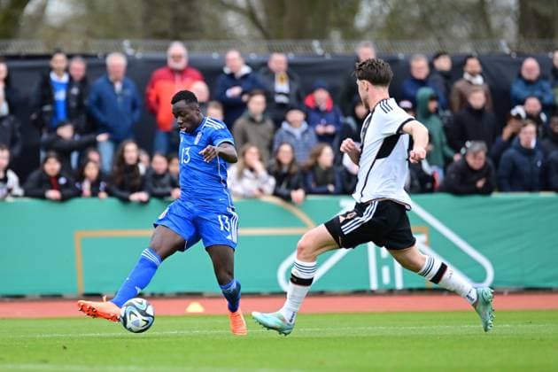 Fußball I U-19-Junioren I Saison 2022 2023 I EM-Qualifikation I Deutschland U 19 - Italien U 19 I 22.03.2023 Schuss von Michael Olabode Kayode (13, Italien U 19), der von Linus Gechter (4, Deutschland U 19) abgewehrt wird Bremen Weserstadion - Platz 11 Bremen Deutschland Copyright: xLobeca FelixxSchlikisx