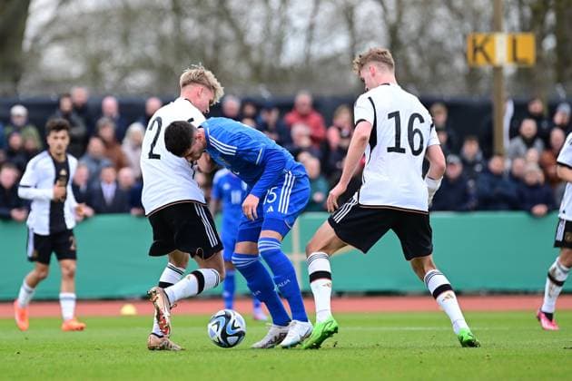 Fußball I U-19-Junioren I Saison 2022 2023 I EM-Qualifikation I Deutschland U 19 - Italien U 19 I 22.03.2023 Leandro Morgalla (2, Deutschland U 19) Luca Lipani (15, Italien U 19) Tom Rothe (16, Deutschland U 19) Bremen Weserstadion - Platz 11 Bremen Deutschland Copyright: xLobeca FelixxSchlikisx