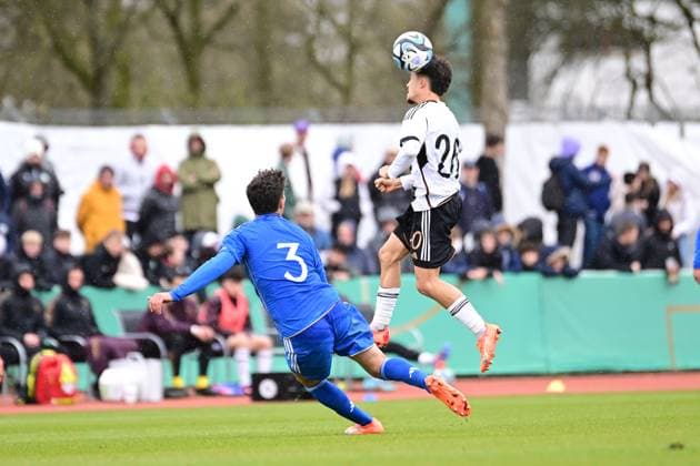 Fußball I U-19-Junioren I Saison 2022 2023 I EM-Qualifikation I Deutschland U 19 - Italien U 19 I 22.03.2023 Iacopo Regonesi (3, Italien U 19) schaut zu Mika Baur (20, Deutschland U 19) Bremen Weserstadion - Platz 11 Bremen Deutschland Copyright: xLobeca FelixxSchlikisx
