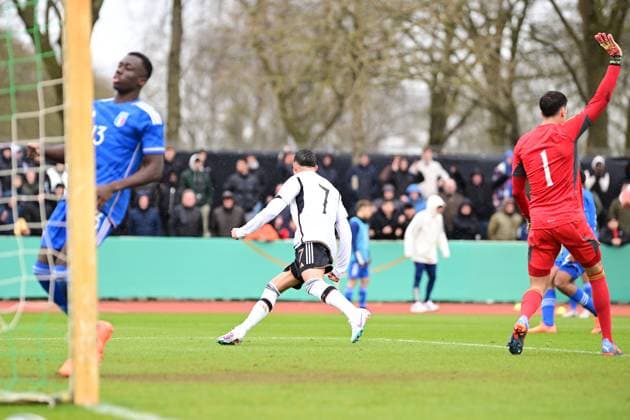 Fußball I U-19-Junioren I Saison 2022 2023 I EM-Qualifikation I Deutschland U 19 - Italien U 19 I 22.03.2023 Michael Olabode Kayode (13, Italien U 19) läuft dem Ball ins Tor hinter, Yusuf Kabadayi (7, Deutschland U 19) dreht jubelnd ab, Davide Mastrantonio (1, Italien U 19) zeigt Abseits Bremen Weserstadion - Platz 11 Bremen Deutschland Copyright: xLobeca FelixxSchlikisx