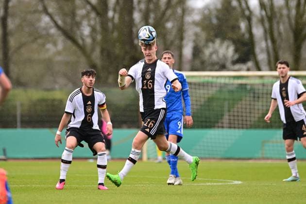 Fußball I U-19-Junioren I Saison 2022 2023 I EM-Qualifikation I Deutschland U 19 - Italien U 19 I 22.03.2023 Kopfball Tom Rothe (16, Deutschland U 19) Bremen Weserstadion - Platz 11 Bremen Deutschland Copyright: xLobeca FelixxSchlikisx