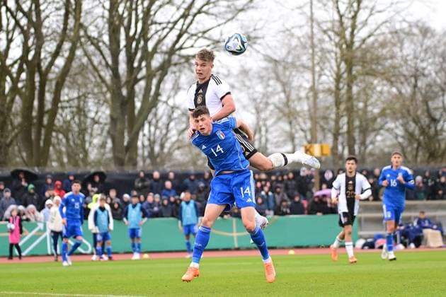 Fußball I U-19-Junioren I Saison 2022 2023 I EM-Qualifikation I Deutschland U 19 - Italien U 19 I 22.03.2023 Keke Topp (9, Deutschland U 19) auf Riccardo Stivanello (14, Italien U 19) Bremen Weserstadion - Platz 11 Bremen Deutschland Copyright: xLobeca FelixxSchlikisx