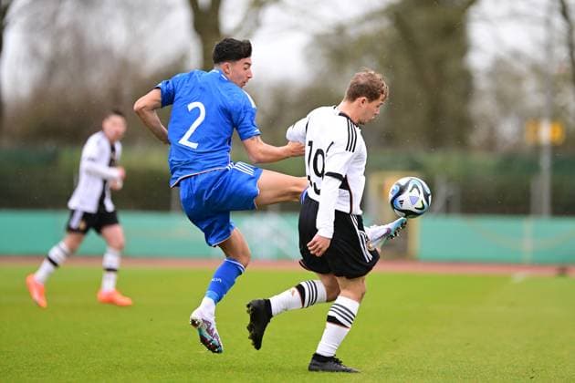 Fußball I U-19-Junioren I Saison 2022 2023 I EM-Qualifikation I Deutschland U 19 - Italien U 19 I 22.03.2023 Filippo Missori (2, Italien U 19) gegen Tom Sanne (19, Deutschland U 19) Bremen Weserstadion - Platz 11 Bremen Deutschland Copyright: xLobeca FelixxSchlikisx