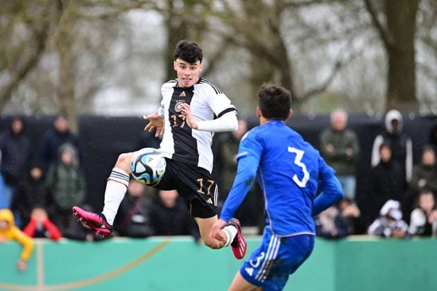Fußball I U-19-Junioren I Saison 2022 2023 I EM-Qualifikation I Deutschland U 19 - Italien U 19 I 22.03.2023 Nicolas Oliveira Kisilowski (17, Deutschland U 19) spektakulär in der Luft, Iacopo Regonesi (3, Italien U 19) schaut sich das an Bremen Weserstadion - Platz 11 Bremen Deutschland Copyright: xLobeca FelixxSchlikisx