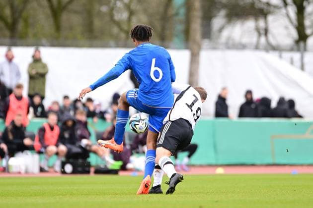 Fußball I U-19-Junioren I Saison 2022 2023 I EM-Qualifikation I Deutschland U 19 - Italien U 19 I 22.03.2023 Filippo Mane (6, Italien U 19) gegen Tom Sanne (19, Deutschland U 19) Bremen Weserstadion - Platz 11 Bremen Deutschland Copyright: xLobeca FelixxSchlikisx