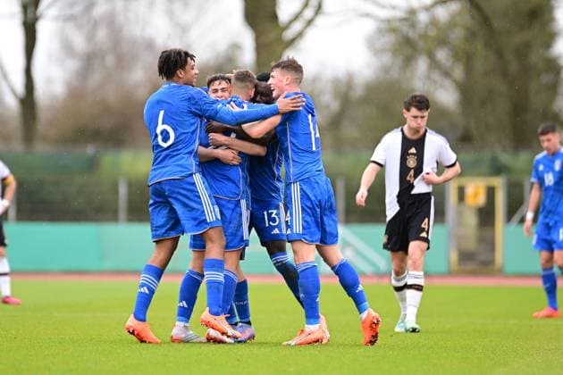 Fußball I U-19-Junioren I Saison 2022 2023 I EM-Qualifikation I Deutschland U 19 - Italien U 19 I 22.03.2023 Jubel, Begeisterung, Enthusiasmus, Euphorie, Freude, Glücksgefühl, Heiterkeit bei: Italien U 19 , rechts sieht man noch den enttäuschten Linus Gechter (4, Deutschland U 19) Bremen Weserstadion - Platz 11 Bremen Deutschland Copyright: xLobeca FelixxSchlikisx