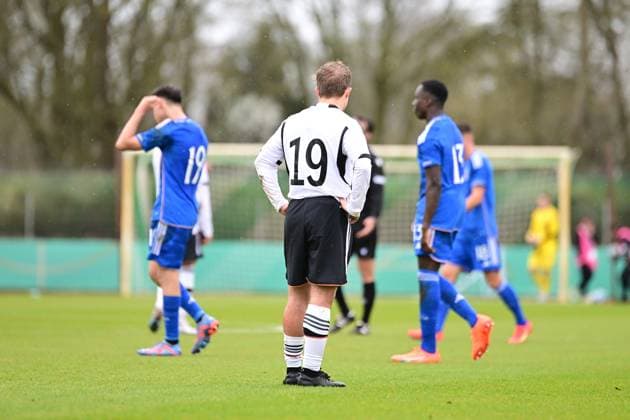 Fußball I U-19-Junioren I Saison 2022 2023 I EM-Qualifikation I Deutschland U 19 - Italien U 19 I 22.03.2023 Schaut enttäuscht, betrübt, deprimiert, frustriert, geknickt, gekränkt, niedergeschlagen, unzufrieden, ernüchtert, schlecht gelaunt: Tom Sanne (19, Deutschland U 19), dahinter Spieler von Italien U 19 Bremen Weserstadion - Platz 11 Bremen Deutschland Copyright: xLobeca FelixxSchlikisx