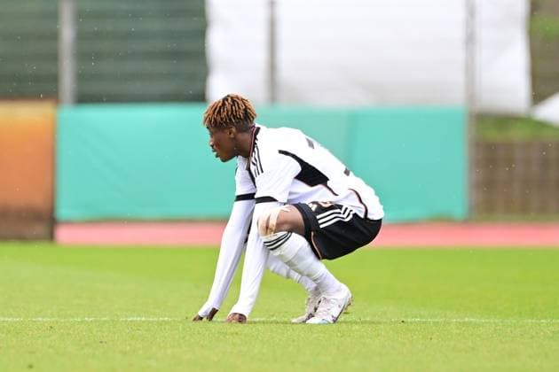 Fußball I U-19-Junioren I Saison 2022 2023 I EM-Qualifikation I Deutschland U 19 - Italien U 19 I 22.03.2023 Schaut enttäuscht, betrübt, deprimiert, frustriert, geknickt, gekränkt, niedergeschlagen, unzufrieden, ernüchtert, schlecht gelaunt: Justin Diehl (18, Deutschland U 19) Bremen Weserstadion - Platz 11 Bremen Deutschland Copyright: xLobeca FelixxSchlikisx