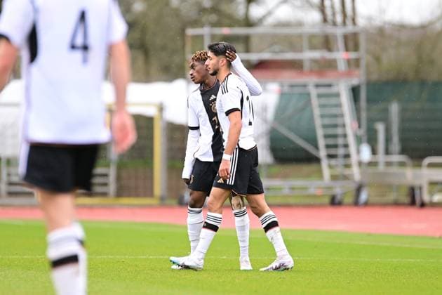 Fußball I U-19-Junioren I Saison 2022 2023 I EM-Qualifikation I Deutschland U 19 - Italien U 19 I 22.03.2023 Schaut enttäuscht, betrübt, deprimiert, frustriert, geknickt, gekränkt, niedergeschlagen, unzufrieden, ernüchtert, schlecht gelaunt: Justin Diehl (18, Deutschland U 19) mit Muhammed Damar (10, Deutschland U 19) Bremen Weserstadion - Platz 11 Bremen Deutschland Copyright: xLobeca FelixxSchlikisx