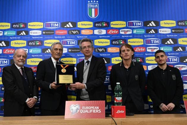 March 22, 2023, NAPLES: (L-R) SSC Napoli s President Aurelio De Laurentiis, President of the Italian Football Federation (FIGC) Gabriele Gravina, Naples™ Mayor Gaetano Manfredi, Italy s head coach Roberto Mancini AND Italy s midfielder, Marco Verratti, attend the Medals of the City ceremony at the end of a press conference, PK, Pressekonferenz on the eve of the UEFA EURO, EM, Europameisterschaft,Fussball 2024 qualifier soccer match between Italy and England at the Diego Maradona stadium in Naples, Italy, 22 March 2023. .ANSA CIRO FUSCO NAPLES - ZUMAa110 20230322_zaf_a110_077 Copyright: xCiroxFuscox
