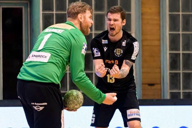 Sport Themen der Woche KW12 Sport Bilder des Tages Bietigheim, 22. Maerz 2023: 2. HBL - 22 23 - SG BBM Bietigheim vs. Eintracht Hagen v.li. Torhueter Tobias Mahncke (Hagen), Valentin Schmidt (Hagen) Jubel Freude Emotion Bietigheim-Bissingen Halle am Viadukt Baden-Württemberg Deutschland *** Bietigheim, 22 Maerz 2023 2 HBL 22 23 SG BBM Bietigheim vs Eintracht Hagen v li Torhueter Tobias Mahncke Hagen , Valentin Schmidt Hagen Jubel Freude Emotion Bietigheim Bissingen Halle am Viadukt Baden Württemberg Germany