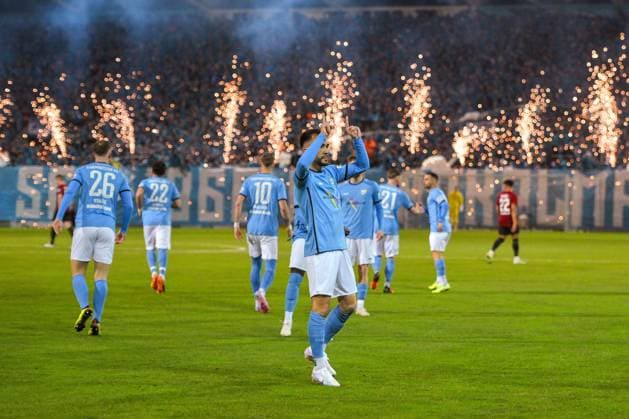 Sport Themen der Woche KW12 Sport Bilder des Tages Mannschaft des Chemnitzer FC bejubelt das 1:0, dahinter Bengalisches Feuer, Bengalos der Fans des Chemnitzer FC, Furkan Kircicek (Chemnitzer FC) vorn erzielte das Tor. Chemnitzer FC vs. FC Erzgebirge Aue, Fussball, Sachsenpokal-Viertelfinale, Saison 2022 2023, 22.03.2023 DFB DFL REGULATIONS PROHIBIT ANY USE OF PHOTOGRAPHS AS IMAGE SEQUENCES AND OR QUASI-VIDEO Chemnitzer FC vs. FC Erzgebirge Aue, Fussball, Sachsenpokal-Viertelfinale, Saison 2022 2023, 22.03.2023 Chemnitz *** Team of Chemnitzer FC celebrates the 1 0, behind Bengal fire, Bengalos of the fans of Chemnitzer FC, Furkan Kircicek Chemnitzer FC in front scored the goal Chemnitzer FC vs FC Erzgebirge Aue, football, Sachsenpokal quarterfinals, Season 2022 2023, 22 03 2023 DFB DFL REGULATES PROHIBIT ANY USE OF PHOTOGRAPHS AS IMAGE SEQUENCES AND OR QUASI VIDEO Chemnitzer FC vs FC Erzgebirge Aue, football, Sachsenpokal quarter-finals, season 2022 2023, 22 03 2023 Chemnitz Copyright: xEibner-Pressefoto BertxHarzerx EP_EER