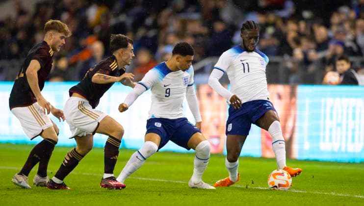 Manchester, England, March 22nd 2023: Sam Iling-Junior (11 England) keeps the ball in play during the International Friendly, Länderspiel, Nationalmannschaft football match between England and Germany at the City Football Academy Stadium in Manchester, England. (James Whitehead SPP) Copyright: xJamesxWhiteheadx xSPPx spp-en-JaWhSp-eu20vgu200031