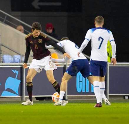 Manchester, England, March 22nd 2023: Alex Scott (4 England) and Merlin Rohl (8 Germany) battle for the ball during the International Friendly, Länderspiel, Nationalmannschaft football match between England and Germany at the City Football Academy Stadium in Manchester, England. (James Whitehead SPP) Copyright: xJamesxWhiteheadx xSPPx spp-en-JaWhSp-eu20vgu200041
