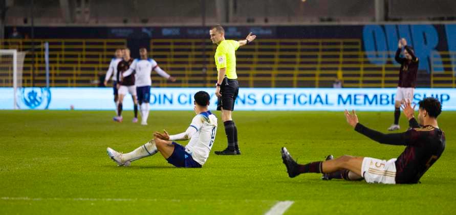 Manchester, England, March 22nd 2023: Dane Scarlett (9 England) contests a decision by referee Andrew Kitchen during the International Friendly, Länderspiel, Nationalmannschaft football match between England and Germany at the City Football Academy Stadium in Manchester, England. (James Whitehead SPP) Copyright: xJamesxWhiteheadx xSPPx spp-en-JaWhSp-eu20vgu200063