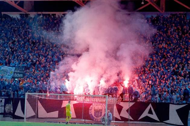 Sport Themen der Woche KW12 Sport Bilder des Tages Viertelfinale Sachsenpokal 22.03.2023, Chemnitz, Stadion an der Gellertstrasse, Fussball, Viertelfinale Wernesgrüner Sachsenpokal 2022 2023, CFC, FC Erzgebirge Aue Pyrotechnik in der Chemnitzer Südkurve Chemnitz Sachsen BRD *** Quarterfinal Saxony Cup 22 03 2023, Chemnitz, stadium at the Gellertstrasse, sports, football, quarterfinal Wernesgrüner Saxony Cup 2022 2023, CFC, FC Erzgebirge Aue pyrotechnics in the Chemnitz south curve Chemnitz Saxony BRD