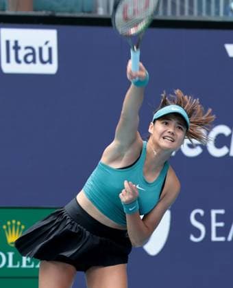 Emma Raducanu from Great Britain serves to Bianca Andreescu from Canada in the second set on opening day of the Miami Open in the Hard Rock Stadium in Miami Gardens, Florida, on Wednesday, March 22, 2023.  MIA20230322109 GARYxIxROTHSTEIN
