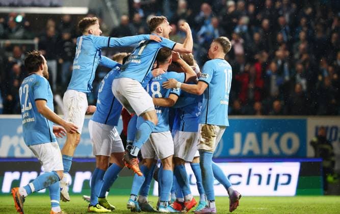 Sport Themen der Woche KW12 Sport Bilder des Tages Chemnitz, 22.03.2023, Stadion an der Gellertstrasse, Fussball, Sachsenpokal, Viertelfinale , Chemnitzer FC vs. FC Erzgebirge Aue , Im Bild: Tor für Chemnitz. Felix Brügmann Bruegmann (23, Chemnitz) trifft zum 3:0 und jubelt mit den Teamkollegen. , Foto nur zur redaktionellen Nutzung. Only editorial use. DFB DFL regulations prohibit any use of photographs as image sequences and or quasi-video. , *** Chemnitz, 22 03 2023, Stadion an der Gellertstrasse, Football, Sachsenpokal, Quarterfinal , Chemnitzer FC vs FC Erzgebirge Aue , In picture Goal for Chemnitz Felix Brügmann Bruegmann 23, Chemnitz scores 3 0 and cheers with teammates , Photo for editorial use only DFB DFL regulations prohibit any use of photographs as image sequences and or quasi video , Picture Point