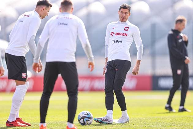 Sport Themen der Woche KW12 Sport Bilder des Tages 23.03.2023 WARSZAWA BOISKO TRENINGOWE LEGII, LAZIENKOWSKA PILKA NOZNA (FOOTBALL) ZGRUPOWANIE REPREZENTACJI POLSKI OFICJALNY TRENING REPREZENTACJI POLSKI PRZED MECZEM Z CZECHAMI W ELIMINACJACH MISTRZOSTW EUROPY NZ ROBERT LEWANDOWSKI FOTO LUKASZ GROCHALA CYFRASPORT NEWSPIX.PL --- Newspix.pl POLAND OUT!  20230323CSLG0007