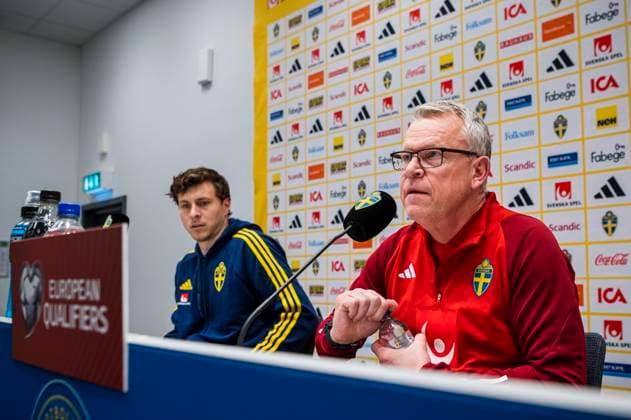 230323 Head coach Janne Andersson and Victor Nilsson Lindelöf of the Swedish national football team during a press conference, PK, Pressekonferenz on March 23, 2023 in Stockholm. Photo: Jonathan Näckstrand BILDBYRAN COP 94 JN0107 fotboll football soccer fotball em-kval kval UEFA EURO, EM, Europameisterschaft,Fussball Qualifier, EM, Europameisterschaft qualifier presskonferens press conference mixed zone sverige sweden sverige a bbeng Copyright: JONATHANxNÄCKSTRAND BB230323JN028